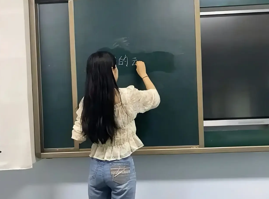 1 cô giáo bị cho nghỉ vì lý do không tưởng nhưng nghe chuyện, chính đồng nghiệp cũng chê: Thiếu chuyên nghiệp!- Ảnh 1. 1 cô giáo bị cho nghỉ vì lý do không tưởng nhưng nghe chuyện, chính đồng nghiệp cũng chê: Thiếu chuyên nghiệp!- Ảnh 1.