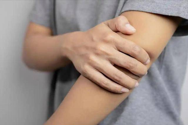 Bất kể nam hay nữ, nếu gặp phải 4 triệu chứng này ở cánh tay, rất có thể bạn bị ung thư: Dấu hiệu thứ 3 bị bỏ qua nhiều nhất- Ảnh 3.
