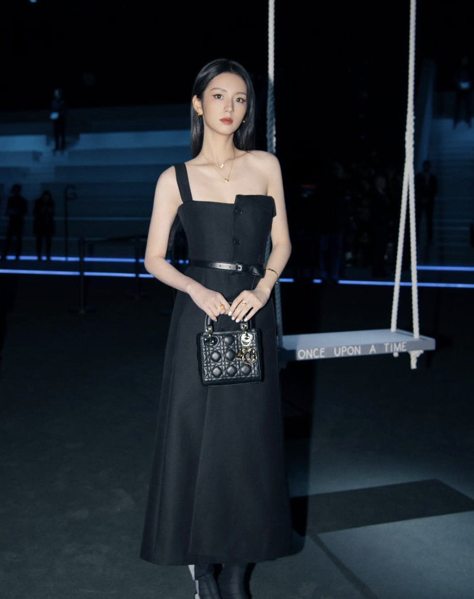 Đại sứ để chân trần giữa thời tiết âm 3 độ C, Dior hưởng lợi- Ảnh 15.