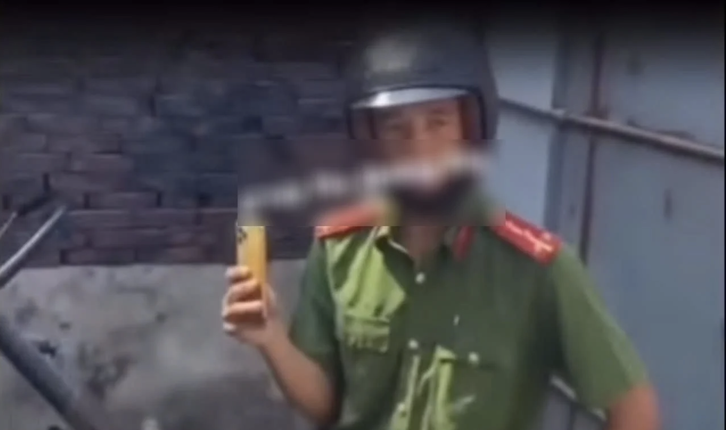 Người đẩy đại úy CSGT vào đầu xe tải từng nhốt công an xã trong nhà- Ảnh 1. Người đẩy đại úy CSGT vào đầu xe tải từng nhốt công an xã trong nhà- Ảnh 1.