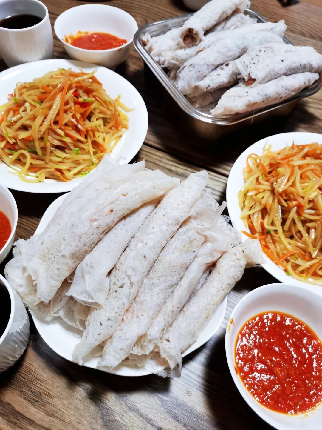 Cuộc so găng thú vị: Bánh cuốn Việt Nam và bánh cuốn Tử Trường, bên thanh tao nước mắm, bên đậm đà sốt cay- Ảnh 6. Cuộc so găng thú vị: Bánh cuốn Việt Nam và bánh cuốn Tử Trường, bên thanh tao nước mắm, bên đậm đà sốt cay- Ảnh 6.