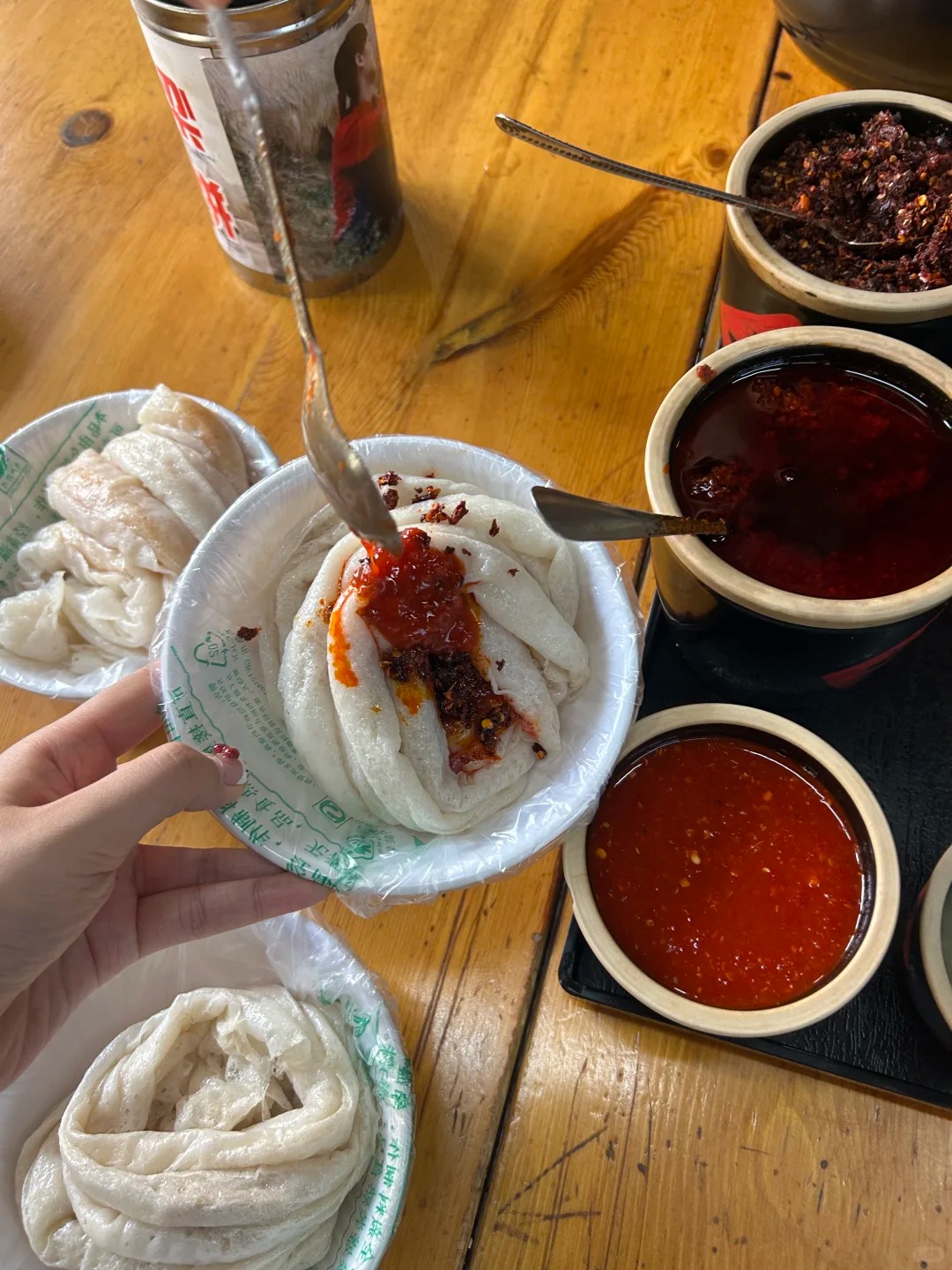 Cuộc so găng thú vị: Bánh cuốn Việt Nam và bánh cuốn Tử Trường, bên thanh tao nước mắm, bên đậm đà sốt cay- Ảnh 14. Cuộc so găng thú vị: Bánh cuốn Việt Nam và bánh cuốn Tử Trường, bên thanh tao nước mắm, bên đậm đà sốt cay- Ảnh 14.