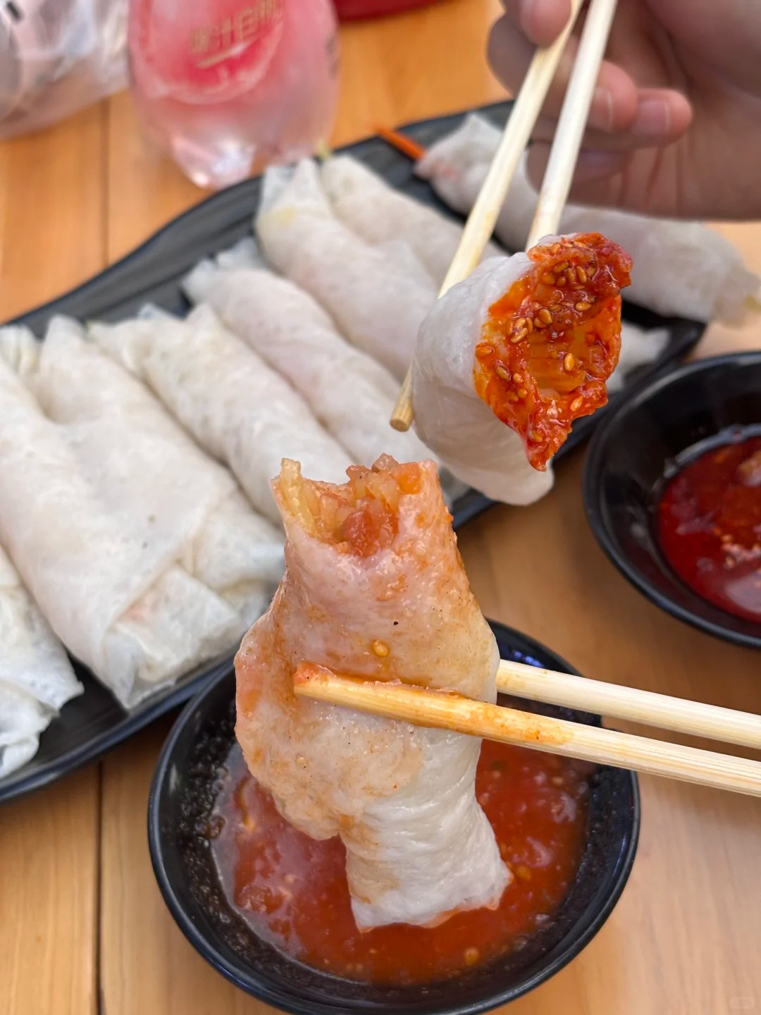 Cuộc so găng thú vị: Bánh cuốn Việt Nam và bánh cuốn Tử Trường, bên thanh tao nước mắm, bên đậm đà sốt cay- Ảnh 9. Cuộc so găng thú vị: Bánh cuốn Việt Nam và bánh cuốn Tử Trường, bên thanh tao nước mắm, bên đậm đà sốt cay- Ảnh 9.