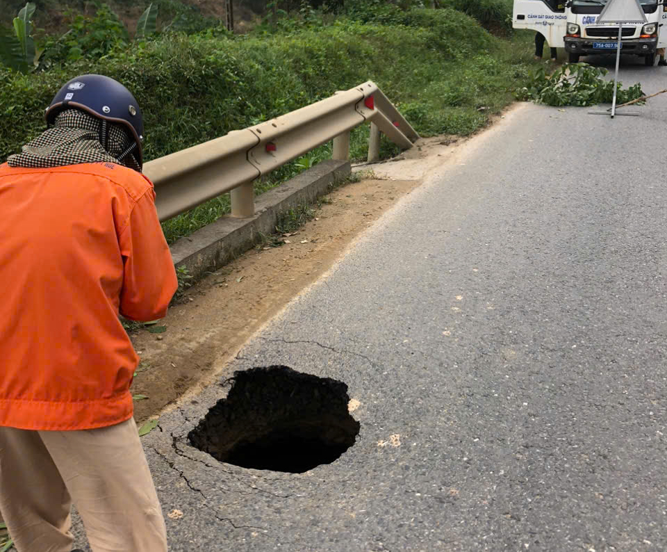 TP Huế: Xuất hiện hố sụt chưa rõ nguyên nhân trên quốc lộ- Ảnh 1. TP Huế: Xuất hiện hố sụt chưa rõ nguyên nhân trên quốc lộ- Ảnh 1.