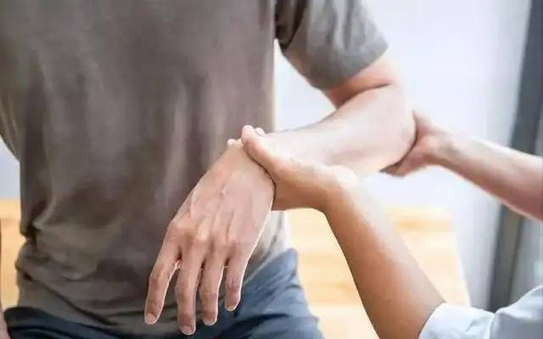 Bất kể nam hay nữ, nếu gặp phải 4 triệu chứng này ở cánh tay, rất có thể bạn bị ung thư: Dấu hiệu thứ 3 bị bỏ qua nhiều nhất- Ảnh 1.