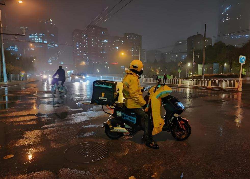 Đi 10km trong mưa để giao một đơn h&agrave;ng, shipper tuy&ecirc;n bố 1 c&acirc;u khiến ai cũng thấm- Ảnh 2.