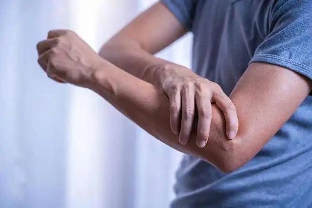 Bất kể nam hay nữ, nếu gặp phải 4 triệu chứng này ở cánh tay, rất có thể bạn bị ung thư: Dấu hiệu thứ 3 bị bỏ qua nhiều nhất- Ảnh 6.