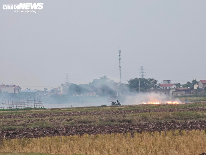 Khói đen xả thẳng lên trời, ruộng đồng vẫn đỏ lửa giữa ngày ô nhiễm đỉnh điểm- Ảnh 4.