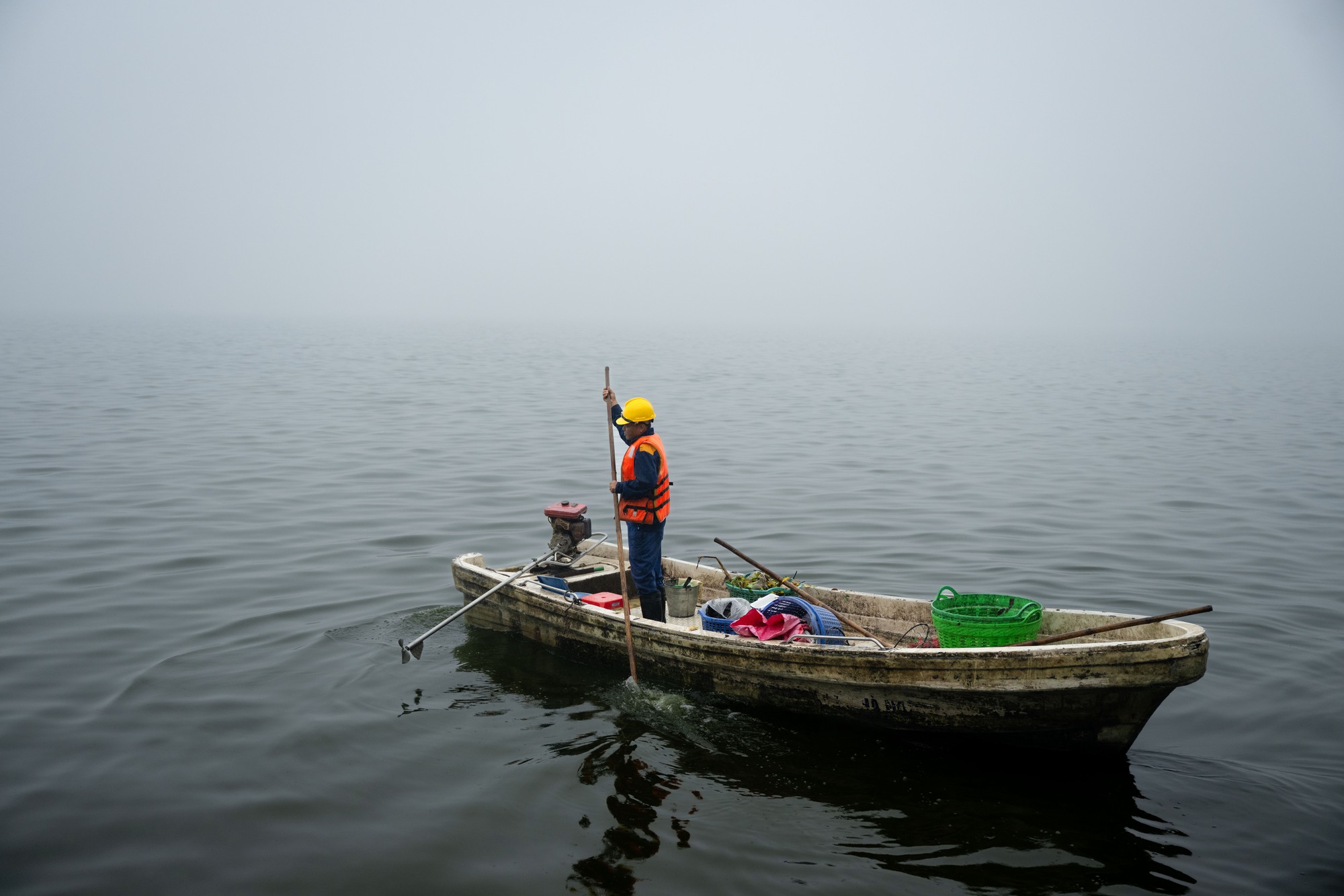 Sáng thứ Bảy, Hà Nội khác lạ khi hứng trọn combo sương mù, ô nhiễm, mưa lạnh- Ảnh 4. Sáng thứ Bảy, Hà Nội khác lạ khi hứng trọn combo sương mù, ô nhiễm, mưa lạnh- Ảnh 4.