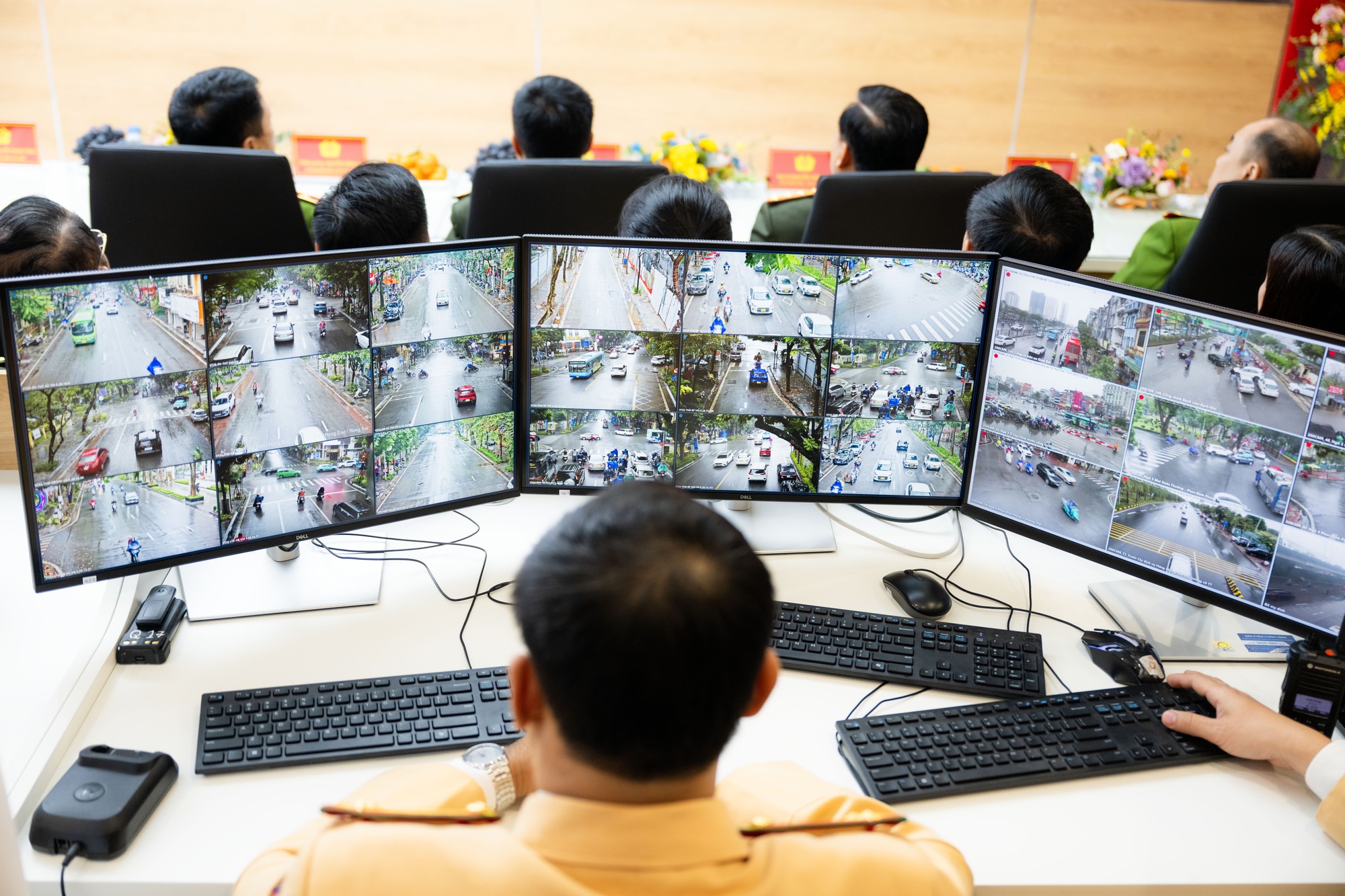 Cận cảnh Trung tâm điều khiển 1.837 Camera AI tại Hà Nội, phát hiện tối đa 28 lỗi vi phạm, hoạt động cụ thể ra sao?- Ảnh 3. Cận cảnh Trung tâm điều khiển 1.837 Camera AI tại Hà Nội, phát hiện tối đa 28 lỗi vi phạm, hoạt động cụ thể ra sao?- Ảnh 3.