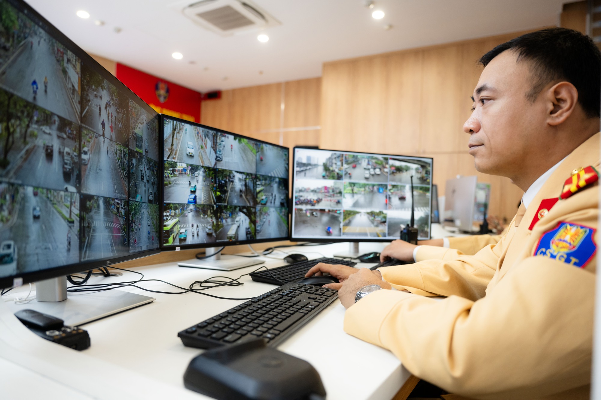 Cận cảnh Trung tâm điều khiển 1.837 Camera AI tại Hà Nội, phát hiện tối đa 28 lỗi vi phạm, hoạt động cụ thể ra sao?- Ảnh 6. Cận cảnh Trung tâm điều khiển 1.837 Camera AI tại Hà Nội, phát hiện tối đa 28 lỗi vi phạm, hoạt động cụ thể ra sao?- Ảnh 6.