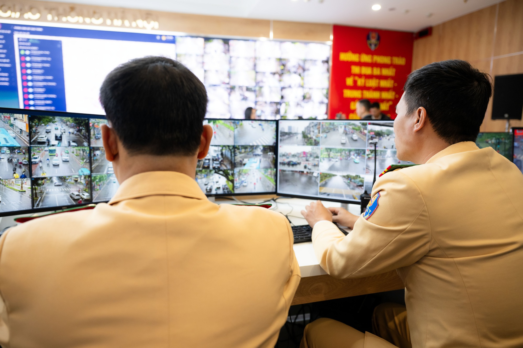 Cận cảnh Trung tâm điều khiển 1.837 Camera AI tại Hà Nội, phát hiện tối đa 28 lỗi vi phạm, hoạt động cụ thể ra sao?- Ảnh 7. Cận cảnh Trung tâm điều khiển 1.837 Camera AI tại Hà Nội, phát hiện tối đa 28 lỗi vi phạm, hoạt động cụ thể ra sao?- Ảnh 7.