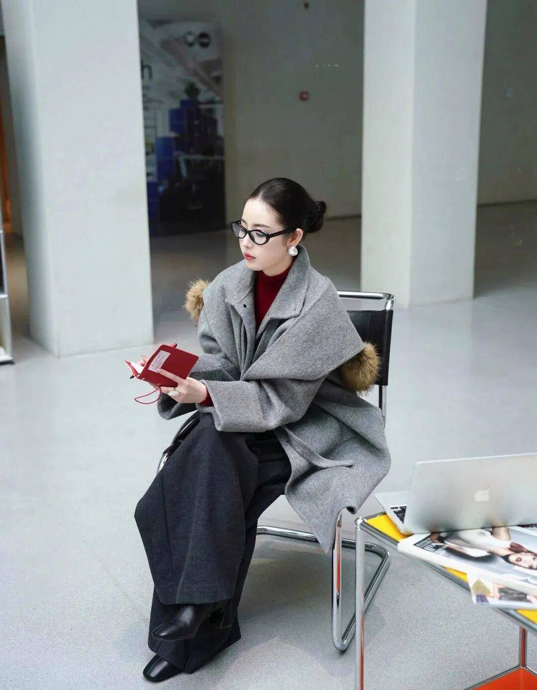 16 công thức diện áo khoác xám "hack dáng" tuyệt đối: Từ công sở đến dạo phố đều đẹp như phim Hàn- Ảnh 2.