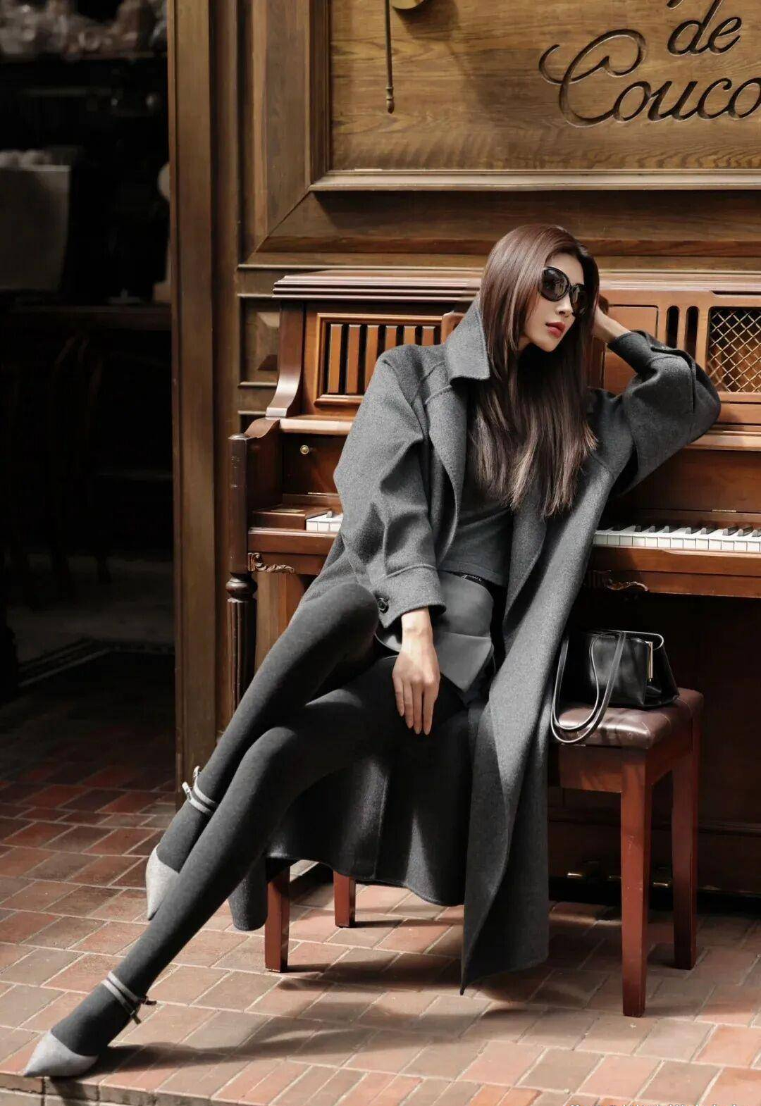 16 công thức diện áo khoác xám "hack dáng" tuyệt đối: Từ công sở đến dạo phố đều đẹp như phim Hàn- Ảnh 3.