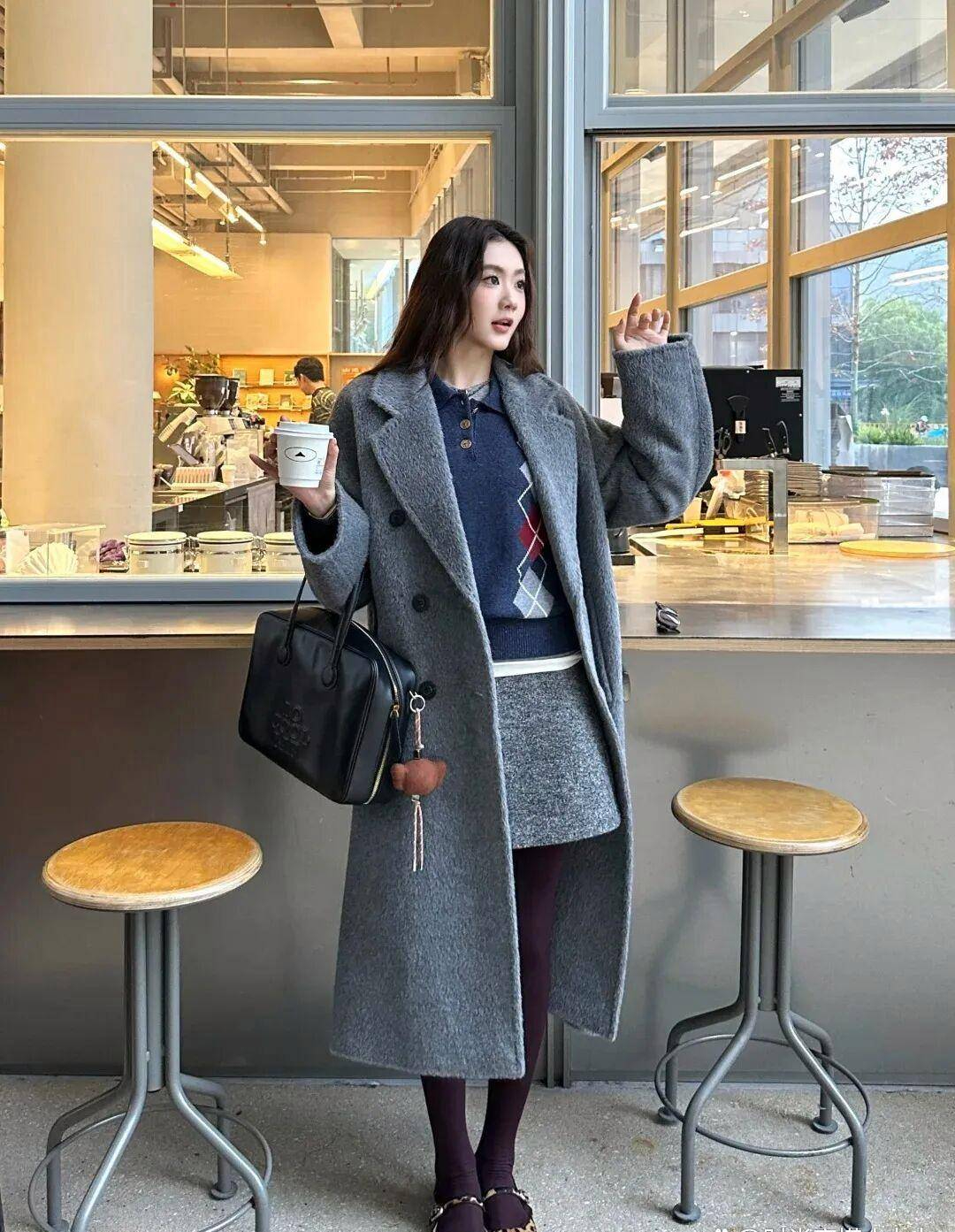 16 công thức diện áo khoác xám "hack dáng" tuyệt đối: Từ công sở đến dạo phố đều đẹp như phim Hàn- Ảnh 14.