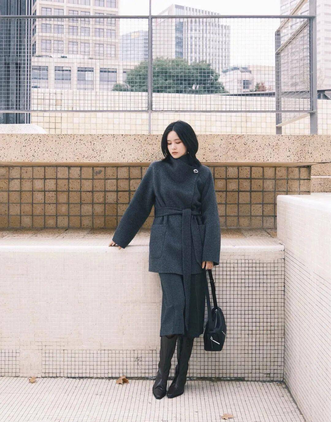 16 công thức diện áo khoác xám "hack dáng" tuyệt đối: Từ công sở đến dạo phố đều đẹp như phim Hàn- Ảnh 13.