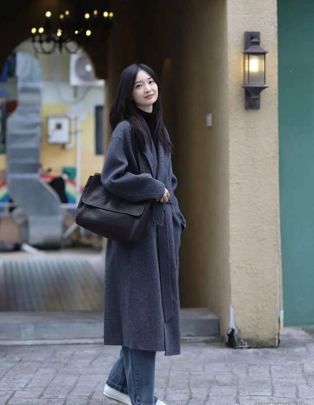 16 công thức diện áo khoác xám "hack dáng" tuyệt đối: Từ công sở đến dạo phố đều đẹp như phim Hàn- Ảnh 11.