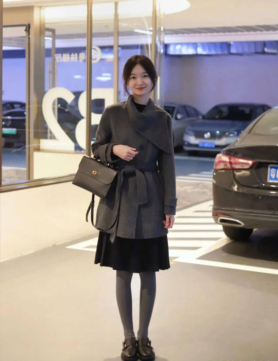 16 công thức diện áo khoác xám "hack dáng" tuyệt đối: Từ công sở đến dạo phố đều đẹp như phim Hàn- Ảnh 10.