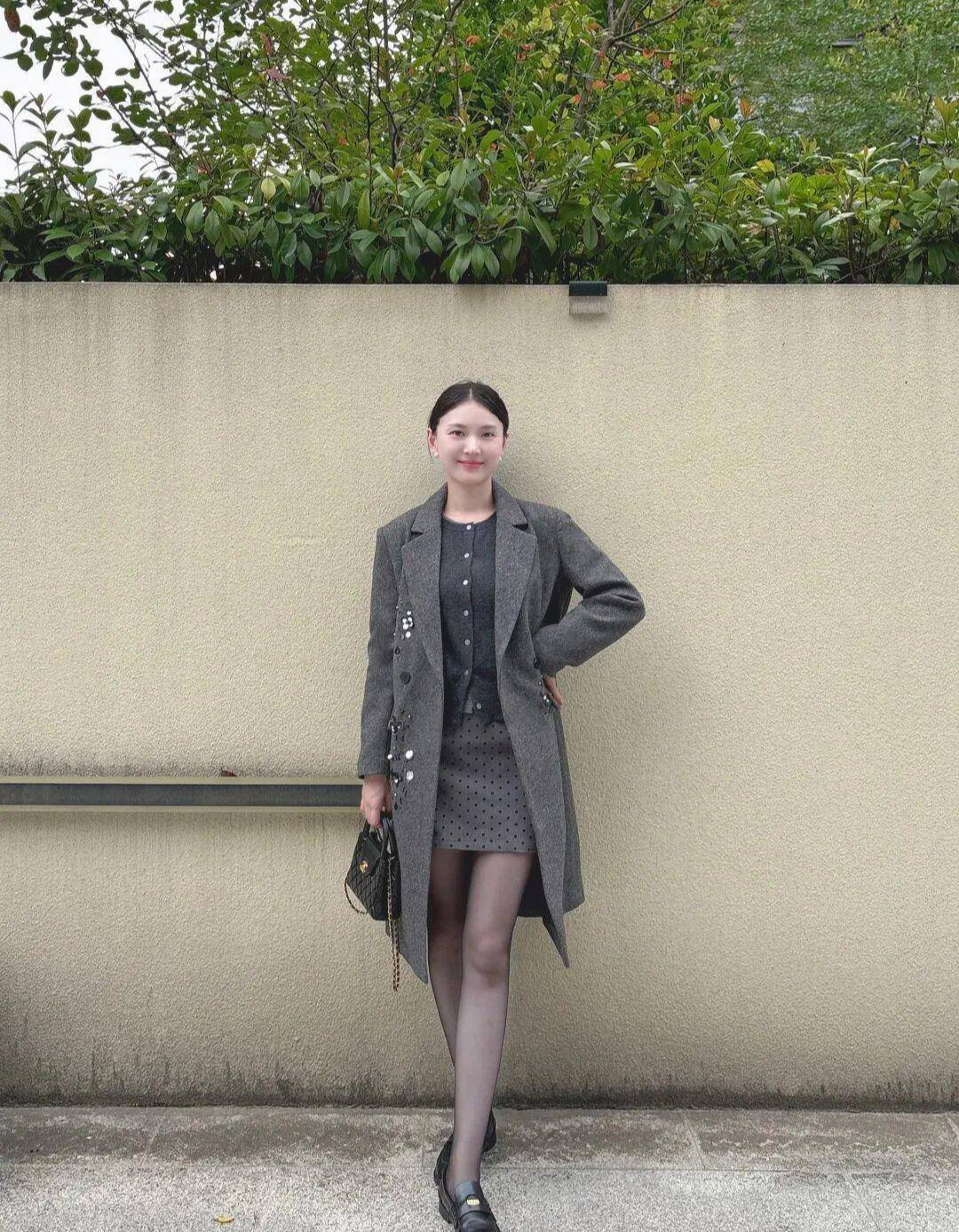 16 công thức diện áo khoác xám "hack dáng" tuyệt đối: Từ công sở đến dạo phố đều đẹp như phim Hàn- Ảnh 6.