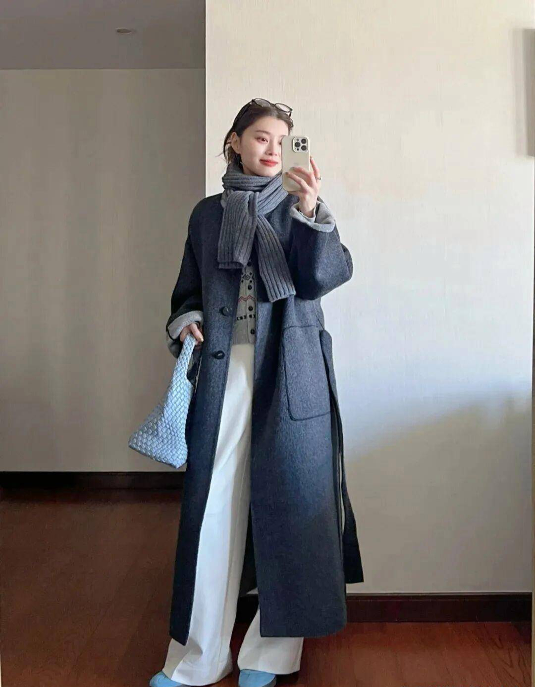 16 công thức diện áo khoác xám "hack dáng" tuyệt đối: Từ công sở đến dạo phố đều đẹp như phim Hàn- Ảnh 4.