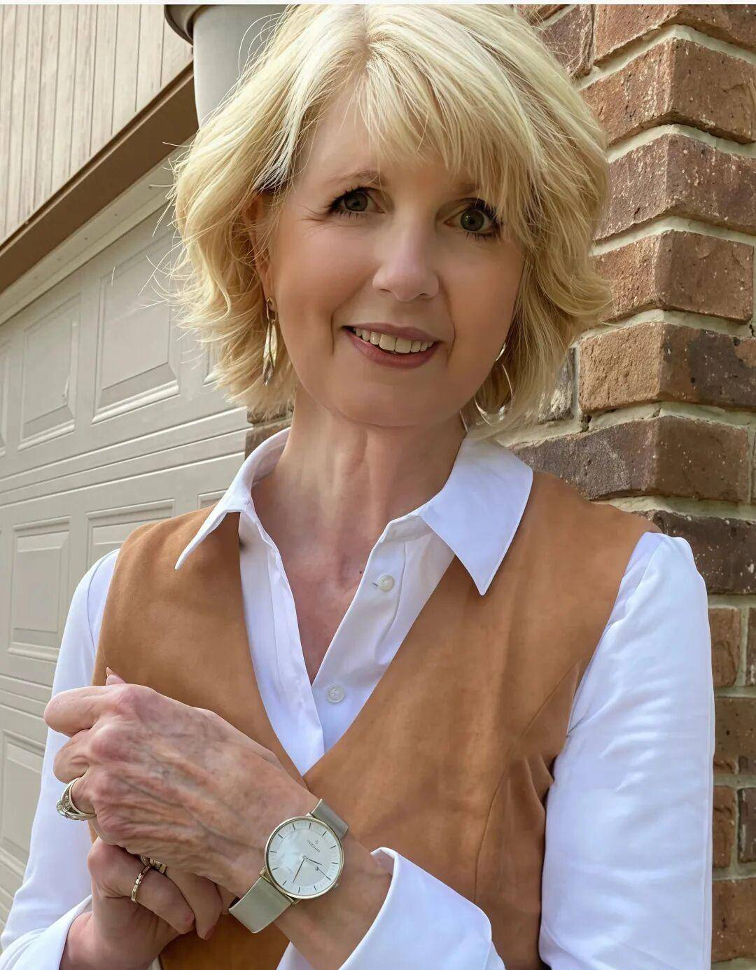 Học phụ nữ Pháp cách "già đi kiêu hãnh": Tóc bạc cứ để tự nhiên, quên ngay những bộ "đồ bà già" rộng thùng thình- Ảnh 1.