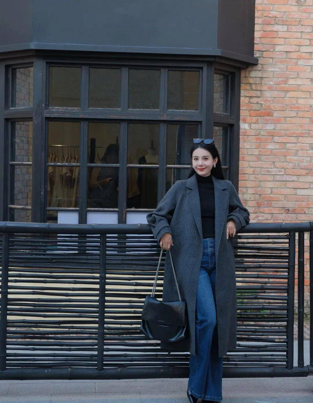 16 công thức diện áo khoác xám "hack dáng" tuyệt đối: Từ công sở đến dạo phố đều đẹp như phim Hàn- Ảnh 8.