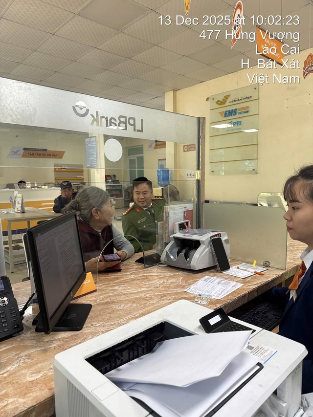 Sau khi tải xuống một ứng dụng, cụ bà đến ngân hàng mở tài khoản, chuẩn bị nạp tiền thì công an xã có mặt, phối hợp với nhân viên LPBank xác minh giao dịch- Ảnh 1. Sau khi tải xuống một ứng dụng, cụ bà đến ngân hàng mở tài khoản, chuẩn bị nạp tiền thì công an xã có mặt, phối hợp với nhân viên LPBank xác minh giao dịch- Ảnh 1.