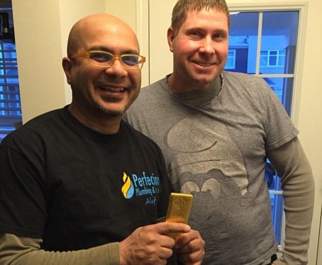 Ph&aacute;t hiện thỏi v&agrave;ng 1 kg trị gi&aacute; hơn 4 tỷ đồng dưới bồn tắm, người đ&agrave;n &ocirc;ng su&yacute;t vứt cả &lsquo;kho b&aacute;u&rsquo; v&agrave;o sọt r&aacute;c- Ảnh 1.