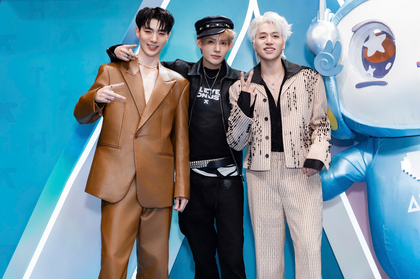 Dàn anh trai "đổ bộ" thảm xanh- Ảnh 2.