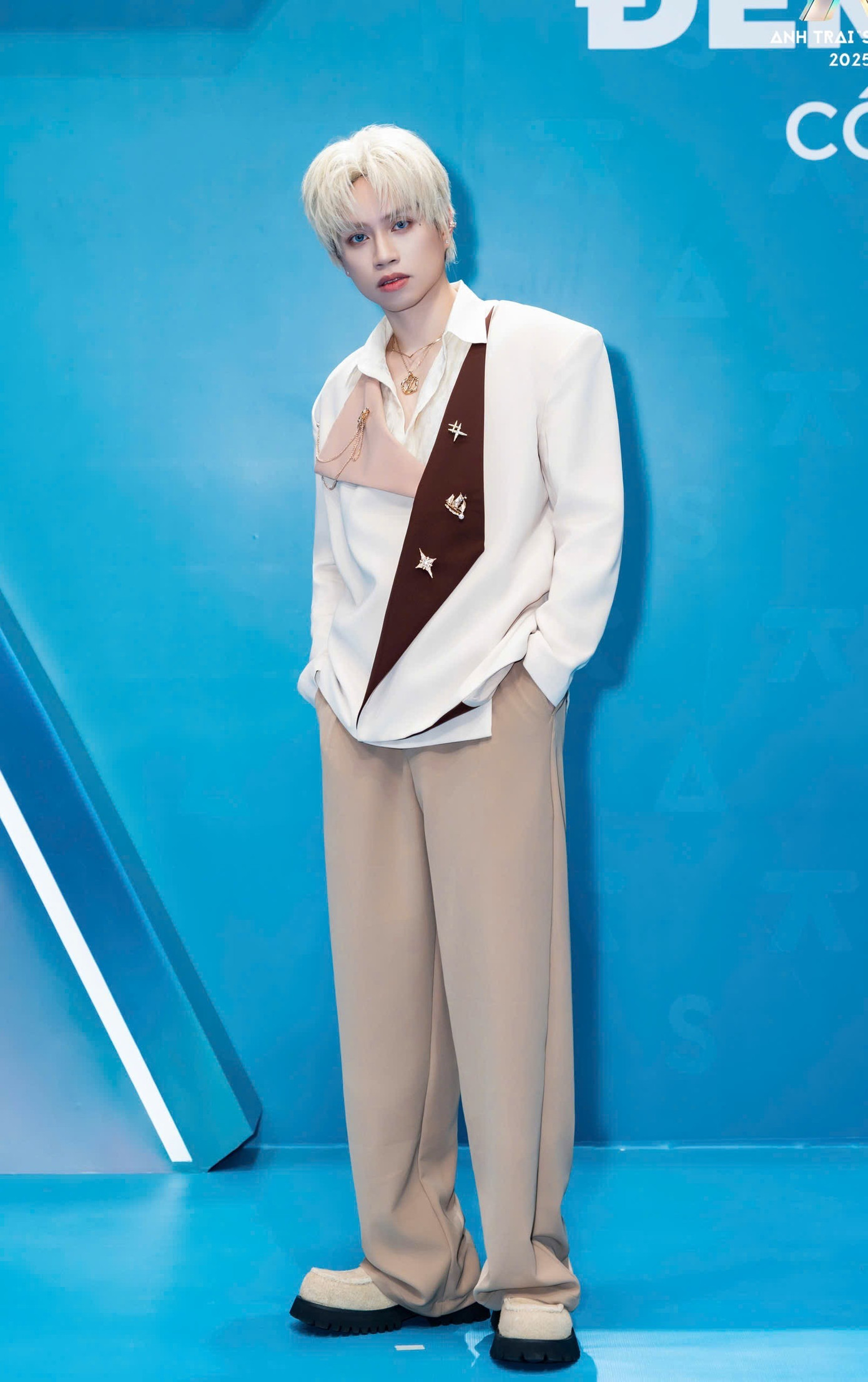 Dàn anh trai "đổ bộ" thảm xanh- Ảnh 6.