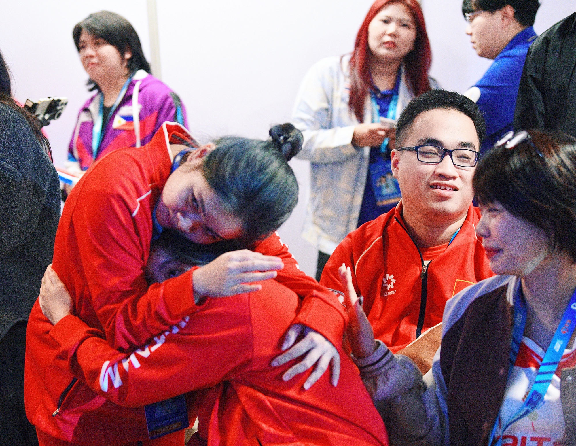 Không có trên tivi: Hotgirl 19 năm chơi Audition nay giành 2 HCV cho Việt Nam, tranh thủ tô son khi phỏng vấn cực yêu!- Ảnh 2. Không có trên tivi: Hotgirl 19 năm chơi Audition nay giành 2 HCV cho Việt Nam, tranh thủ tô son khi phỏng vấn cực yêu!- Ảnh 2.