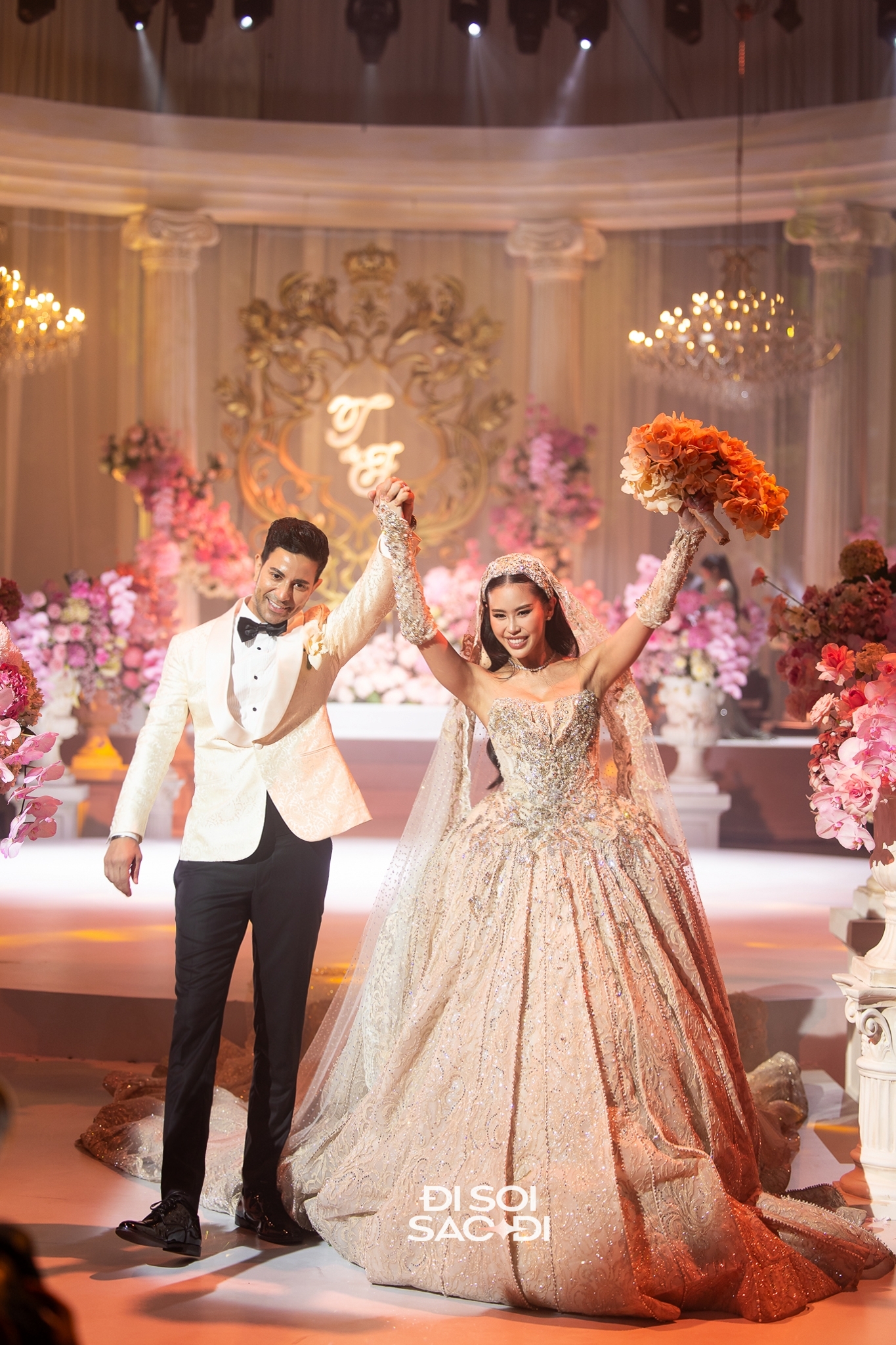 Nghi lễ đạp vỡ ly thuỷ tinh kỳ lạ trong đám cưới lần 2 của con gái tỷ phú Johnathan Hạnh Nguyễn- Ảnh 8.