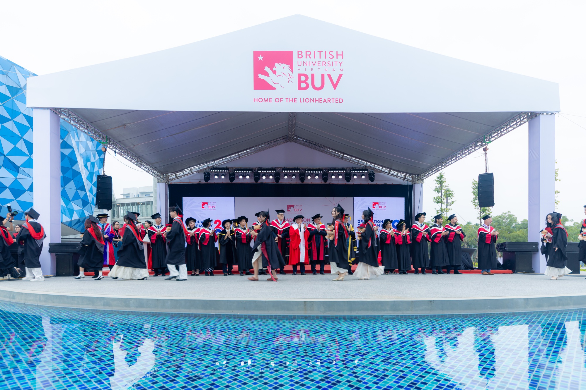 Lễ tốt nghiệp tại ngôi trường có khuôn viên nghìn tỷ, không gian và chất lượng đều 5 sao- Ảnh 2. Lễ tốt nghiệp tại ngôi trường có khuôn viên nghìn tỷ, không gian và chất lượng đều 5 sao- Ảnh 2.