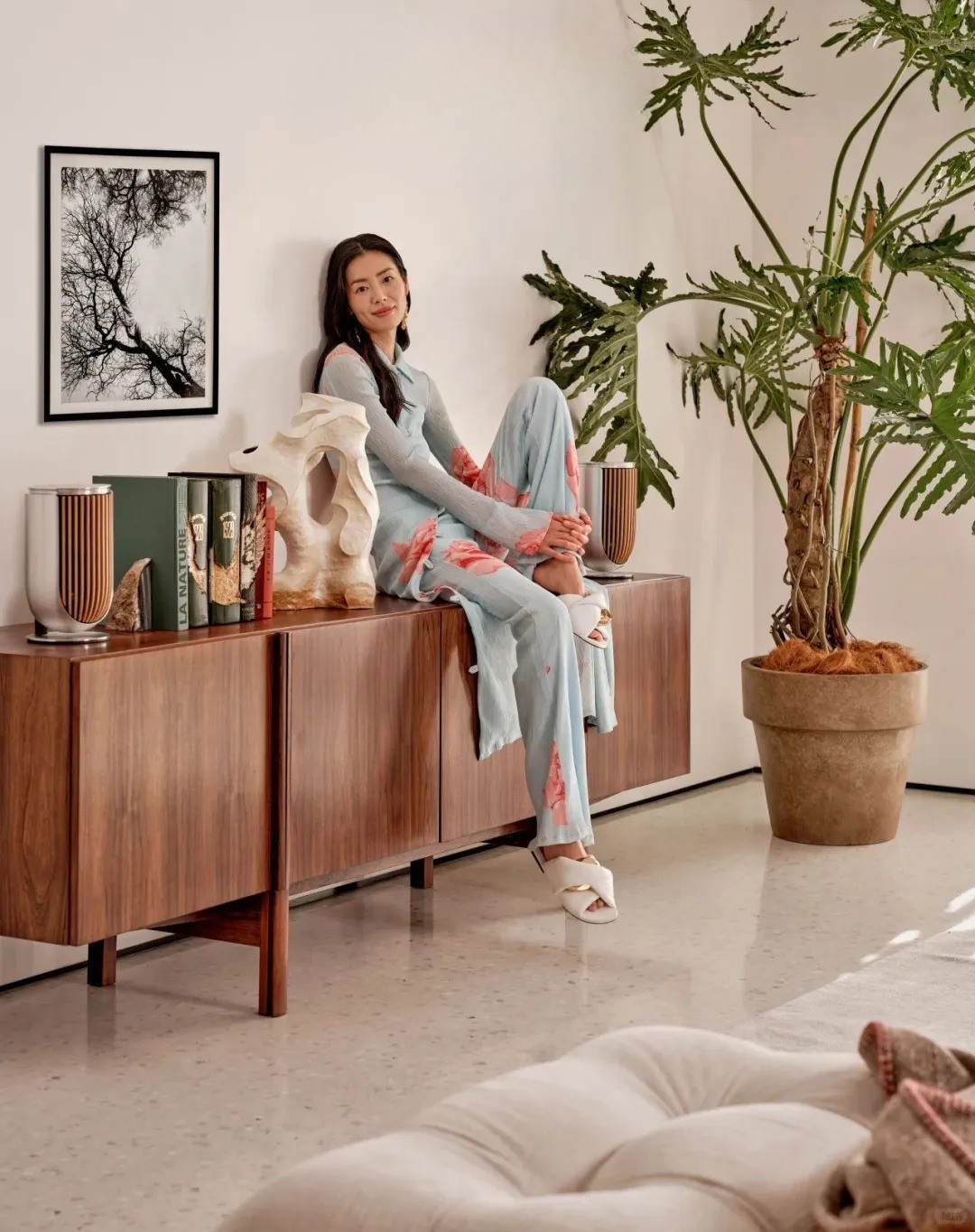 Ghé thăm "chốn đi về" mất 3 năm ấp ủ của siêu mẫu Lưu Văn: Hé lộ chi tiết chiếc giường cao 80cm đầy thú vị- Ảnh 4. Ghé thăm "chốn đi về" mất 3 năm ấp ủ của siêu mẫu Lưu Văn: Hé lộ chi tiết chiếc giường cao 80cm đầy thú vị- Ảnh 4.