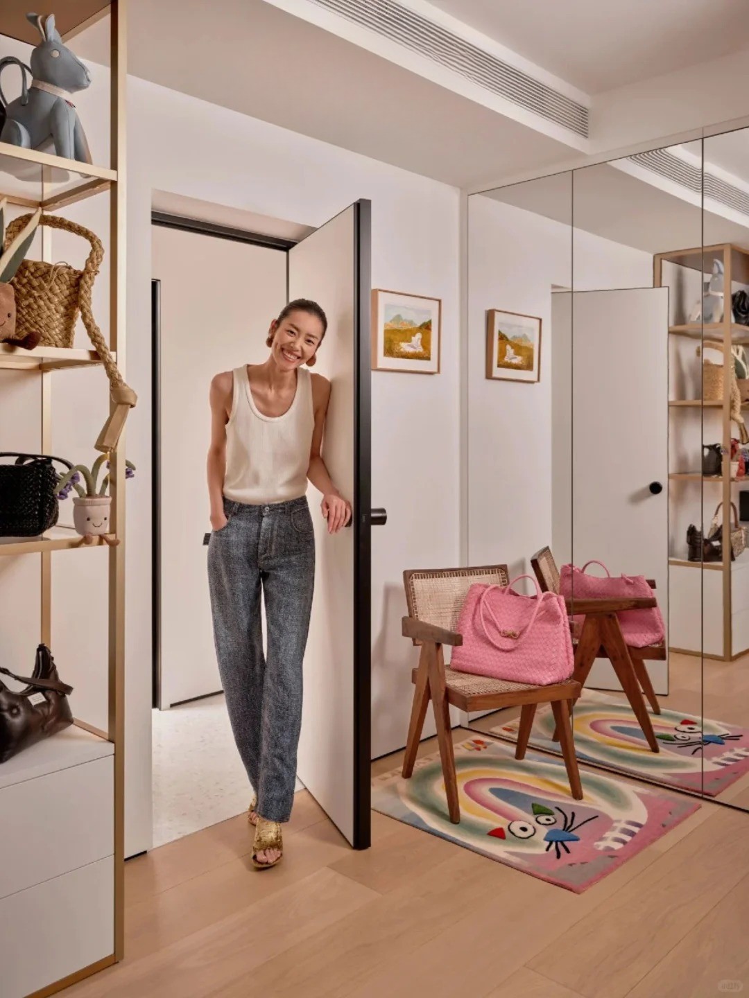 Ghé thăm "chốn đi về" mất 3 năm ấp ủ của siêu mẫu Lưu Văn: Hé lộ chi tiết chiếc giường cao 80cm đầy thú vị- Ảnh 6. Ghé thăm "chốn đi về" mất 3 năm ấp ủ của siêu mẫu Lưu Văn: Hé lộ chi tiết chiếc giường cao 80cm đầy thú vị- Ảnh 6.