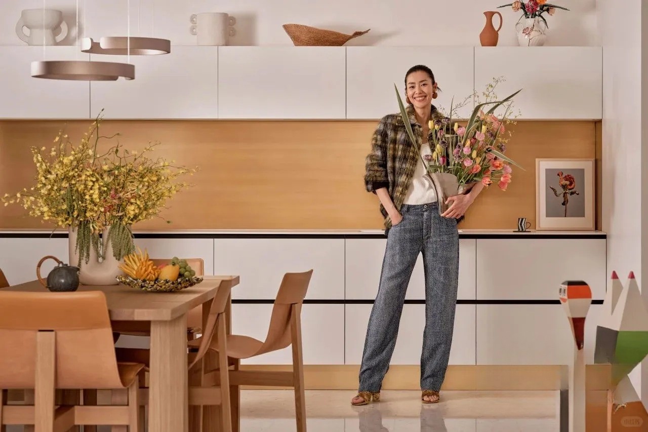 Ghé thăm "chốn đi về" mất 3 năm ấp ủ của siêu mẫu Lưu Văn: Hé lộ chi tiết chiếc giường cao 80cm đầy thú vị- Ảnh 1. Ghé thăm "chốn đi về" mất 3 năm ấp ủ của siêu mẫu Lưu Văn: Hé lộ chi tiết chiếc giường cao 80cm đầy thú vị- Ảnh 1.