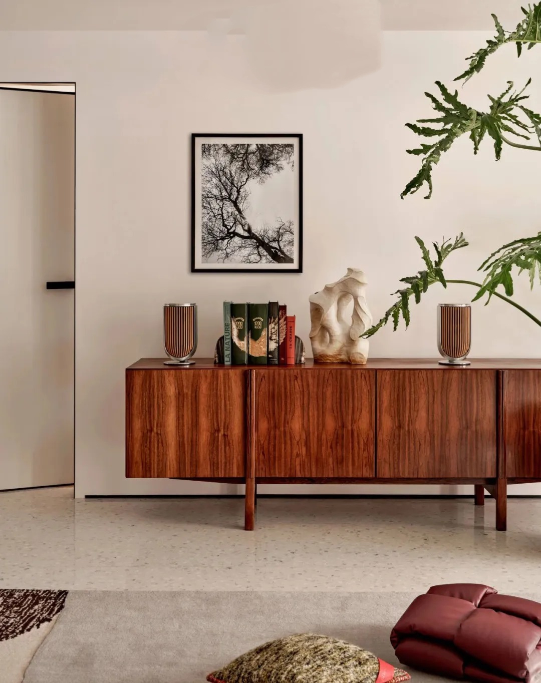 Ghé thăm "chốn đi về" mất 3 năm ấp ủ của siêu mẫu Lưu Văn: Hé lộ chi tiết chiếc giường cao 80cm đầy thú vị- Ảnh 7. Ghé thăm "chốn đi về" mất 3 năm ấp ủ của siêu mẫu Lưu Văn: Hé lộ chi tiết chiếc giường cao 80cm đầy thú vị- Ảnh 7.