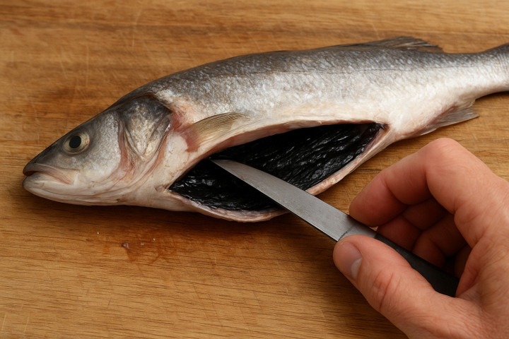 Lớp màng đen trong bụng cá có nên ăn hay phải cạo bỏ?- Ảnh 1.