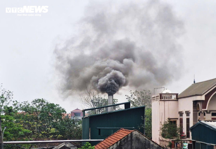 Khói đen xả thẳng lên trời, ruộng đồng vẫn đỏ lửa giữa ngày ô nhiễm đỉnh điểm- Ảnh 5.