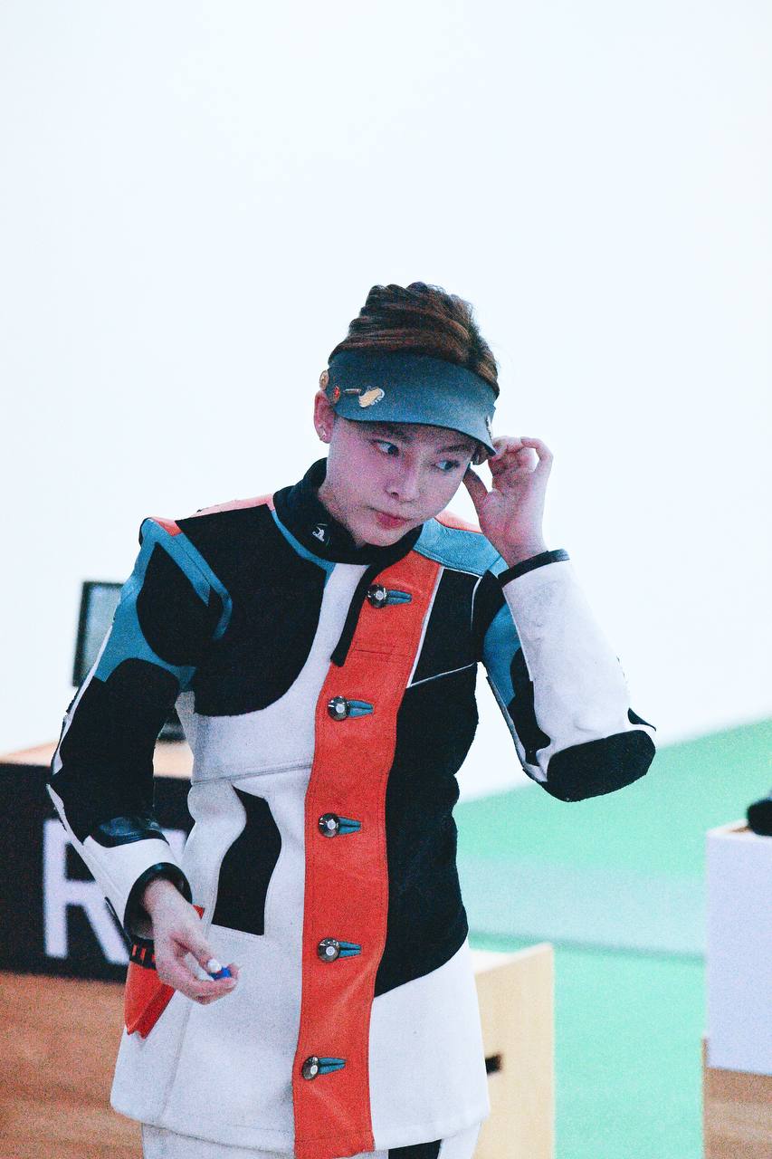 "Bóc giá" bộ đồ cực ngầu của nữ xạ thủ đẹp nhất SEA Games 33 Phí Thanh Thảo- Ảnh 5. "Bóc giá" bộ đồ cực ngầu của nữ xạ thủ đẹp nhất SEA Games 33 Phí Thanh Thảo- Ảnh 5.