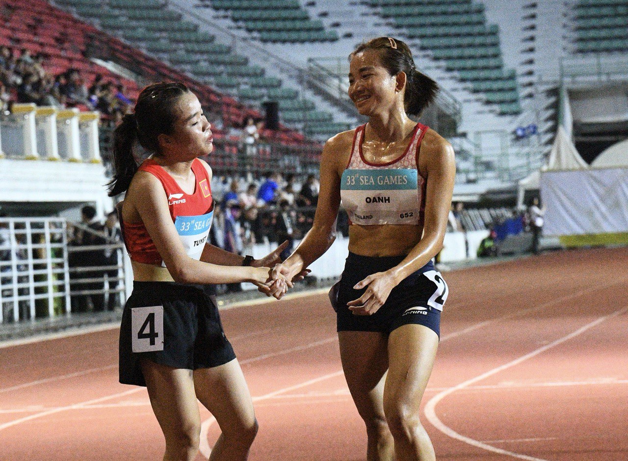 "Nữ hoàng điền kinh" Nguyễn Thị Oanh chạy "out trình" giành HCV SEA Games, cờ Việt Nam tung bay đầy tự hào trên đất Thái- Ảnh 8. "Nữ hoàng điền kinh" Nguyễn Thị Oanh chạy "out trình" giành HCV SEA Games, cờ Việt Nam tung bay đầy tự hào trên đất Thái- Ảnh 8.