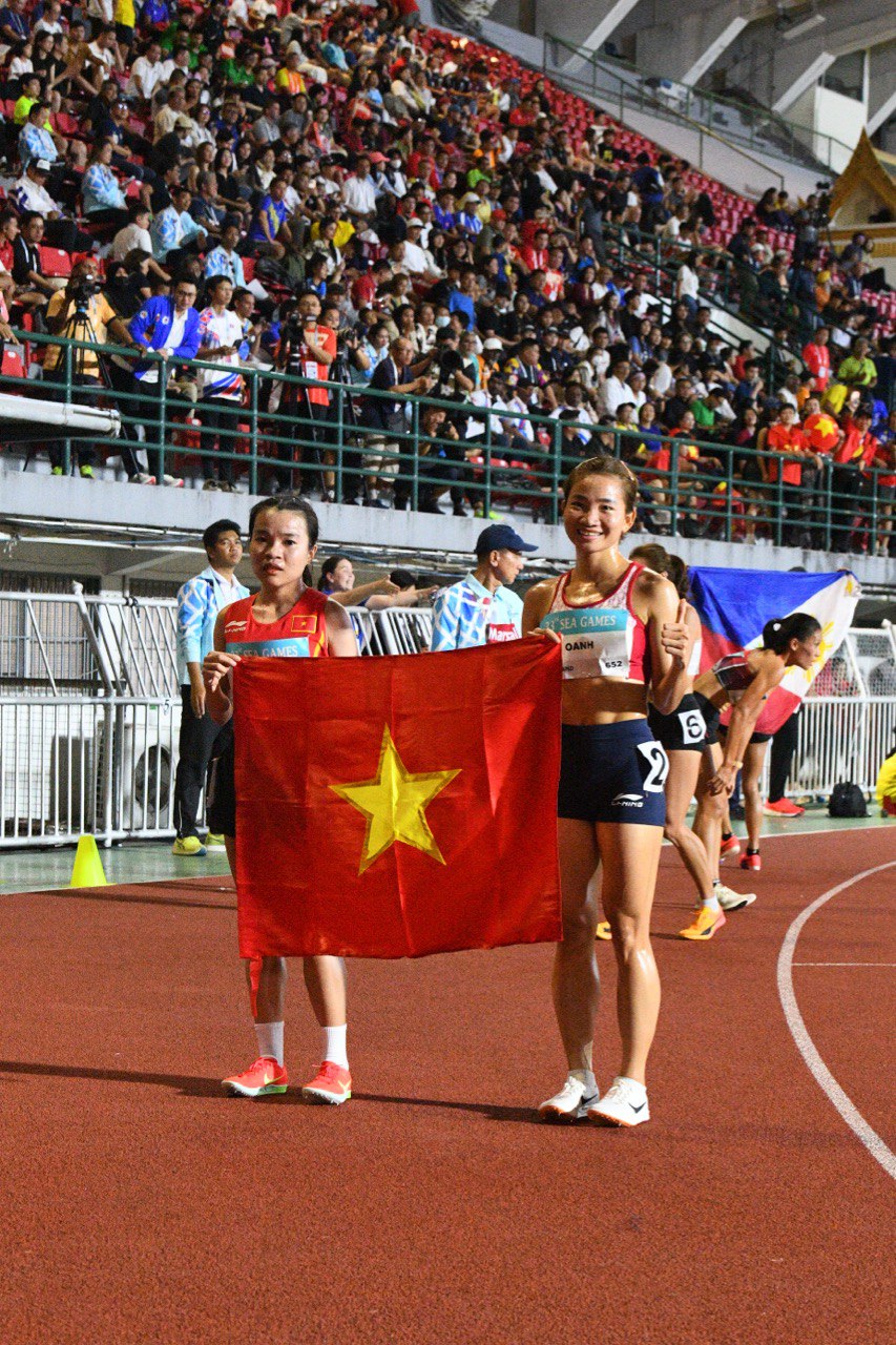 "Nữ hoàng điền kinh" Nguyễn Thị Oanh chạy "out trình" giành HCV SEA Games, cờ Việt Nam tung bay đầy tự hào trên đất Thái- Ảnh 10. "Nữ hoàng điền kinh" Nguyễn Thị Oanh chạy "out trình" giành HCV SEA Games, cờ Việt Nam tung bay đầy tự hào trên đất Thái- Ảnh 10.