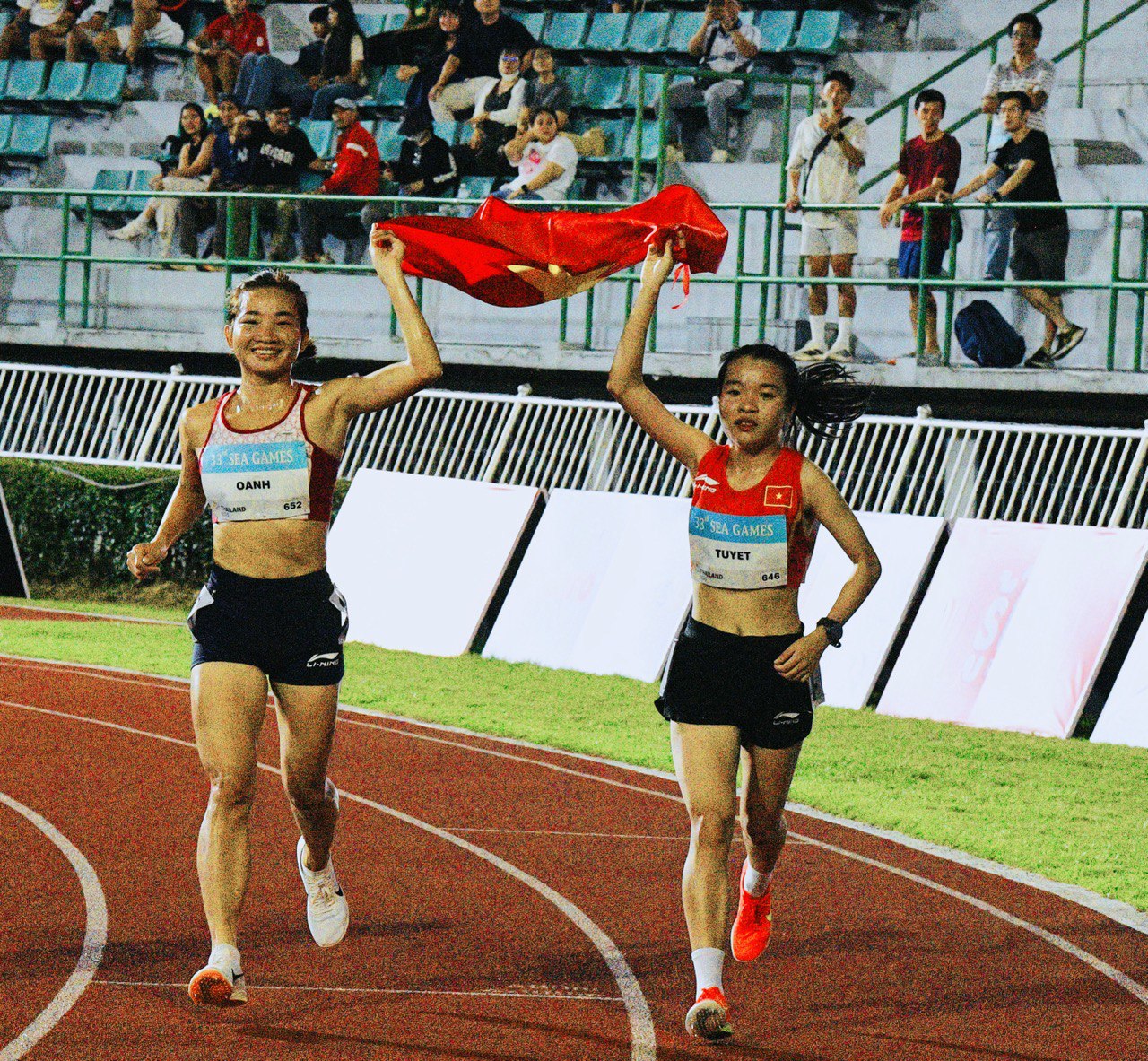 "Nữ hoàng điền kinh" Nguyễn Thị Oanh chạy "out trình" giành HCV SEA Games, cờ Việt Nam tung bay đầy tự hào trên đất Thái- Ảnh 7. "Nữ hoàng điền kinh" Nguyễn Thị Oanh chạy "out trình" giành HCV SEA Games, cờ Việt Nam tung bay đầy tự hào trên đất Thái- Ảnh 7.