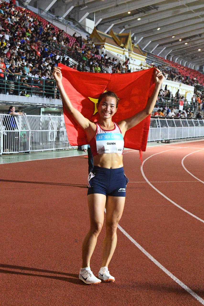 "Nữ hoàng điền kinh" Nguyễn Thị Oanh chạy "out trình" giành HCV SEA Games, cờ Việt Nam tung bay đầy tự hào trên đất Thái- Ảnh 11. "Nữ hoàng điền kinh" Nguyễn Thị Oanh chạy "out trình" giành HCV SEA Games, cờ Việt Nam tung bay đầy tự hào trên đất Thái- Ảnh 11.
