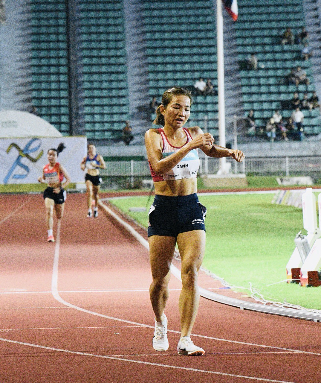 "Nữ hoàng điền kinh" Nguyễn Thị Oanh chạy "out trình" giành HCV SEA Games, cờ Việt Nam tung bay đầy tự hào trên đất Thái- Ảnh 6. "Nữ hoàng điền kinh" Nguyễn Thị Oanh chạy "out trình" giành HCV SEA Games, cờ Việt Nam tung bay đầy tự hào trên đất Thái- Ảnh 6.