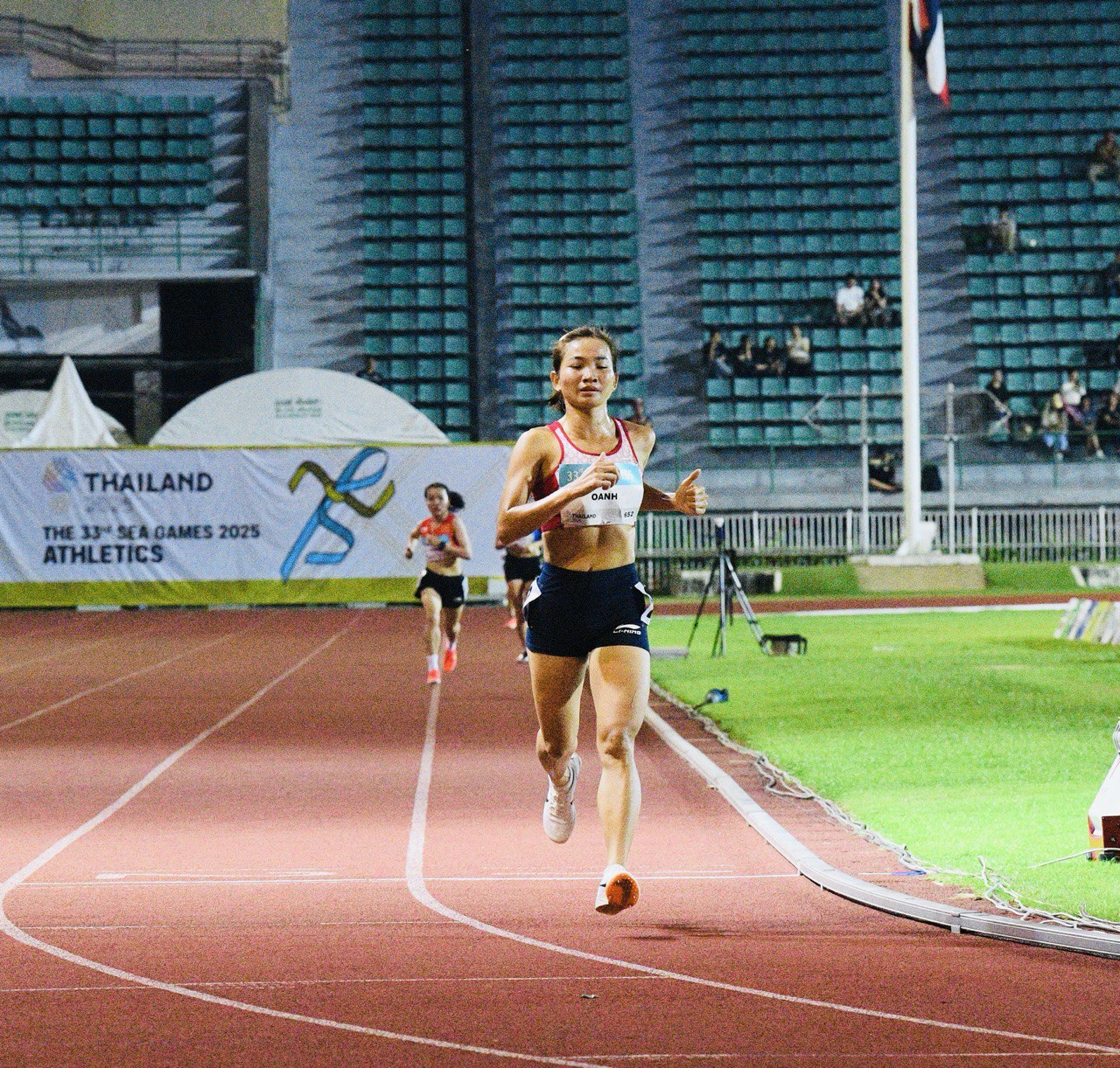 "Nữ hoàng điền kinh" Nguyễn Thị Oanh chạy "out trình" giành HCV SEA Games, cờ Việt Nam tung bay đầy tự hào trên đất Thái- Ảnh 1. "Nữ hoàng điền kinh" Nguyễn Thị Oanh chạy "out trình" giành HCV SEA Games, cờ Việt Nam tung bay đầy tự hào trên đất Thái- Ảnh 1.