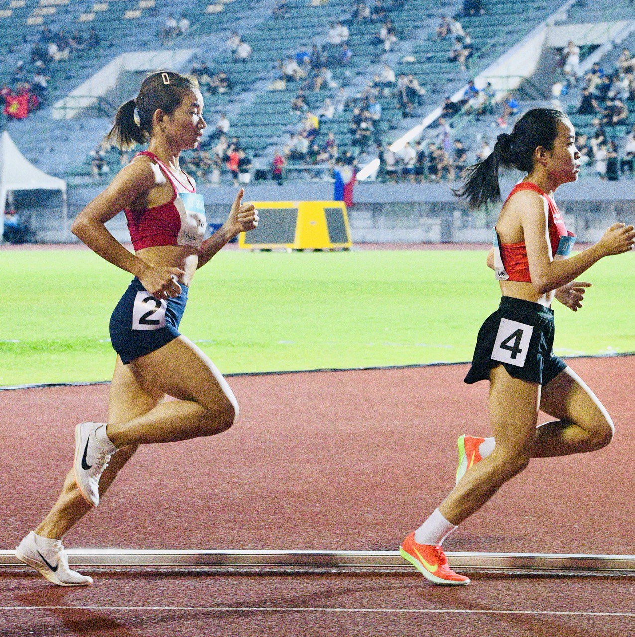 "Nữ hoàng điền kinh" Nguyễn Thị Oanh chạy "out trình" giành HCV SEA Games, cờ Việt Nam tung bay đầy tự hào trên đất Thái- Ảnh 2. "Nữ hoàng điền kinh" Nguyễn Thị Oanh chạy "out trình" giành HCV SEA Games, cờ Việt Nam tung bay đầy tự hào trên đất Thái- Ảnh 2.