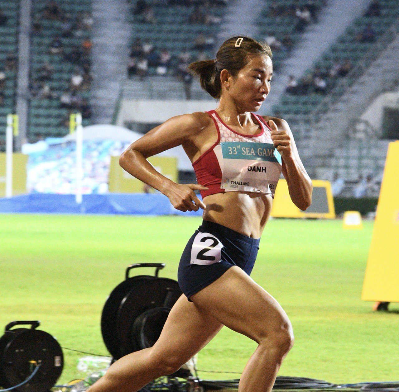 "Nữ hoàng điền kinh" Nguyễn Thị Oanh chạy "out trình" giành HCV SEA Games, cờ Việt Nam tung bay đầy tự hào trên đất Thái- Ảnh 3. "Nữ hoàng điền kinh" Nguyễn Thị Oanh chạy "out trình" giành HCV SEA Games, cờ Việt Nam tung bay đầy tự hào trên đất Thái- Ảnh 3.