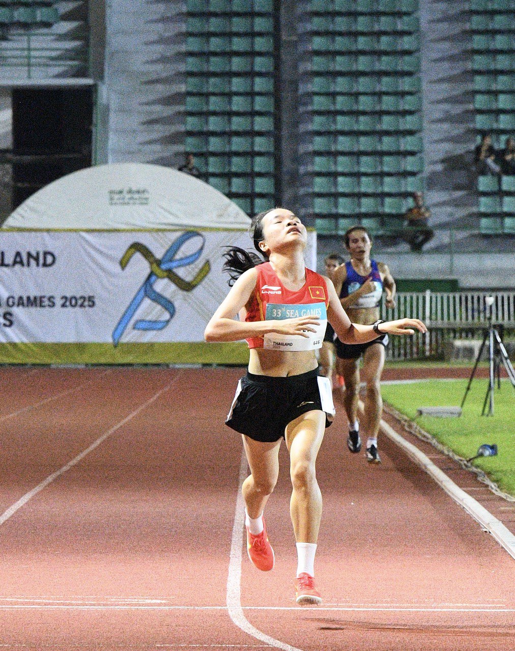 "Nữ hoàng điền kinh" Nguyễn Thị Oanh chạy "out trình" giành HCV SEA Games, cờ Việt Nam tung bay đầy tự hào trên đất Thái- Ảnh 5. "Nữ hoàng điền kinh" Nguyễn Thị Oanh chạy "out trình" giành HCV SEA Games, cờ Việt Nam tung bay đầy tự hào trên đất Thái- Ảnh 5.