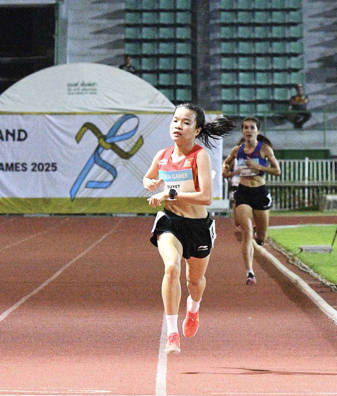 "Nữ hoàng điền kinh" Nguyễn Thị Oanh chạy "out trình" giành HCV SEA Games, cờ Việt Nam tung bay đầy tự hào trên đất Thái- Ảnh 4. "Nữ hoàng điền kinh" Nguyễn Thị Oanh chạy "out trình" giành HCV SEA Games, cờ Việt Nam tung bay đầy tự hào trên đất Thái- Ảnh 4.